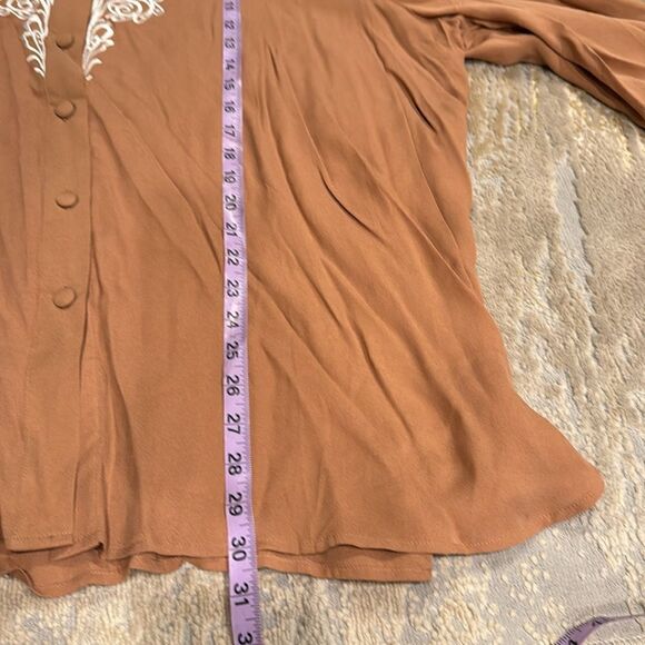 Bob Mackie silk blouse in light brown size 2X in EUC with embroidered flower pat - Picture 8 of 9